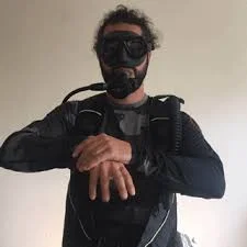 Diver making the octopus hand signal