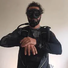 Diver making the octopus hand signal
